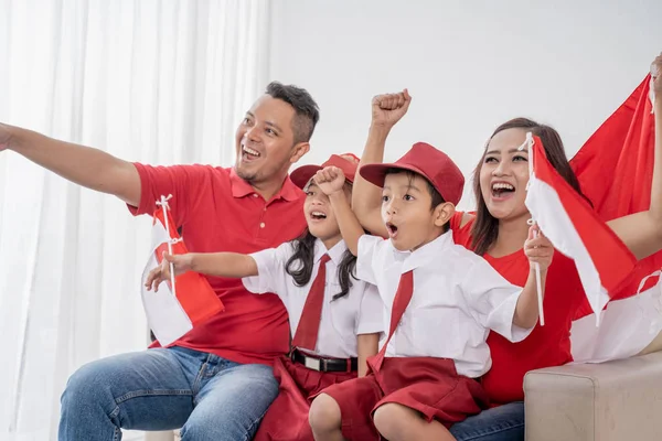 Penggemar olahraga indonesia keluarga menonton tv — Stok Foto