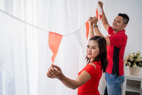 Familie schmückt ihr Haus mit indonesischer Flagge — Stockfoto