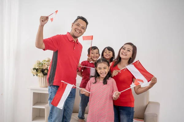 Indonesia familiar que celebra el día de la independencia — Foto de Stock