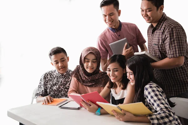 Groupe de jeunes étudient ensemble à la maison — Photo