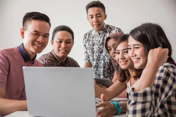 Porträtt av asiatiska högskolestudenter som studerar — Stockfoto