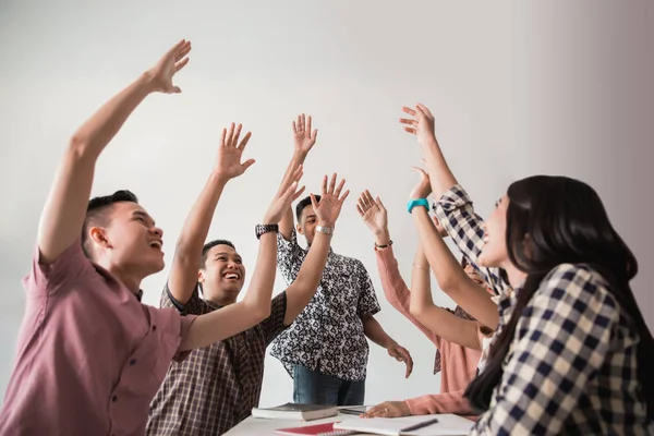 Grupo feliz de com os braços para cima — Fotografia de Stock