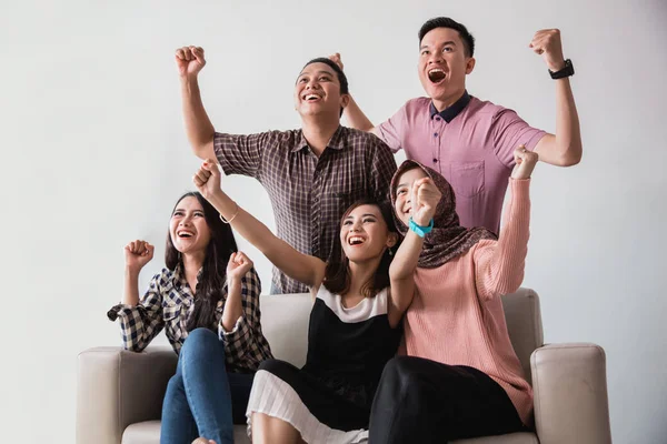 친구와 함께 축구 경기를 보고 — 스톡 사진