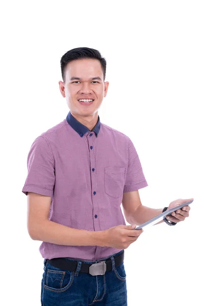 Joven asiático hombre en casual camisa usando tableta —  Fotos de Stock