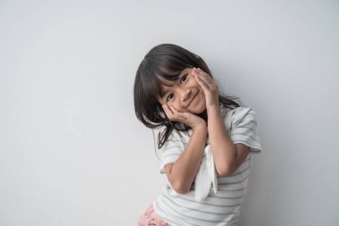 Şirin gülümseyen küçük kız