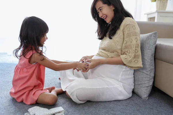 Asiatisk liten tjej väljer baby skor — Stockfoto