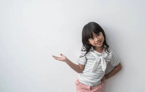 Asiática menina sorrindo com mão mostrando — Fotografia de Stock