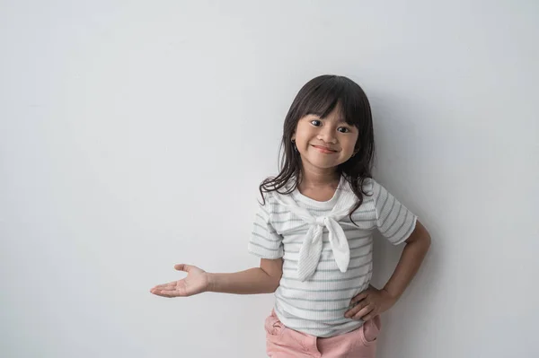 Ασιατικό χαριτωμένο μικρό κορίτσι με το παρόν κάτι — Φωτογραφία Αρχείου
