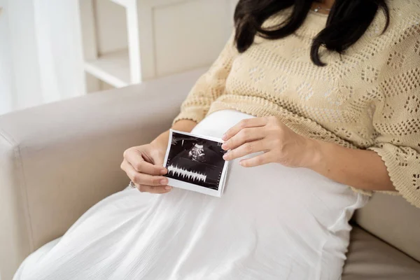 Imagem cortada de mulher grávida asiática segurando ultra-som digitalização — Fotografia de Stock