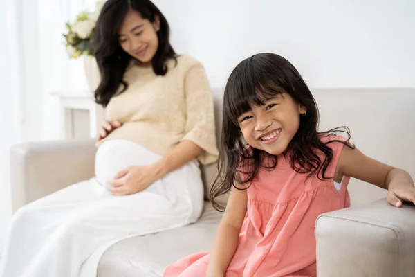 Linda chica sonriente con madre —  Fotos de Stock