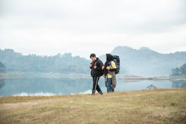 Pareja musulmana turista con mochila — Foto de Stock