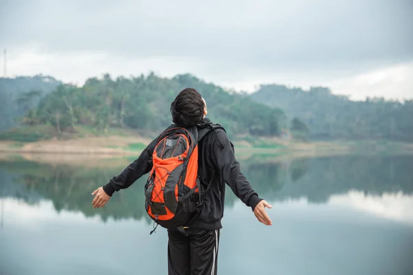 Hikers with backpacks enjoying lake view — Stock Photo, Image