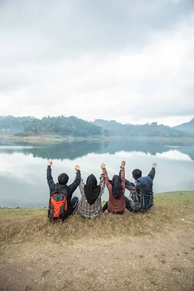 Grupp av vandrare vilande på sidan sjön — Stockfoto
