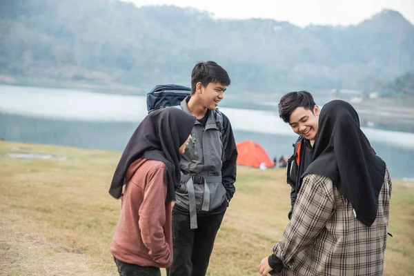 Hikers standing with chatting enjoy lake view — Stock Photo, Image