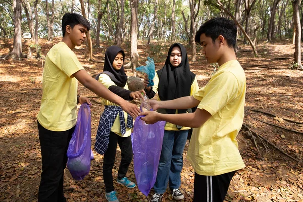 Sukarelawan Asia dengan kantong sampah — Stok Foto