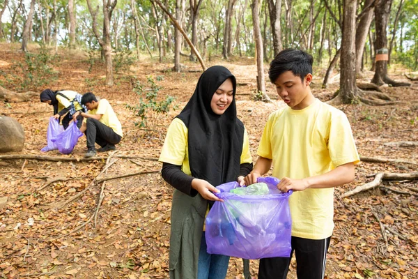 Pasangan muda relawan membersihkan sampah — Stok Foto