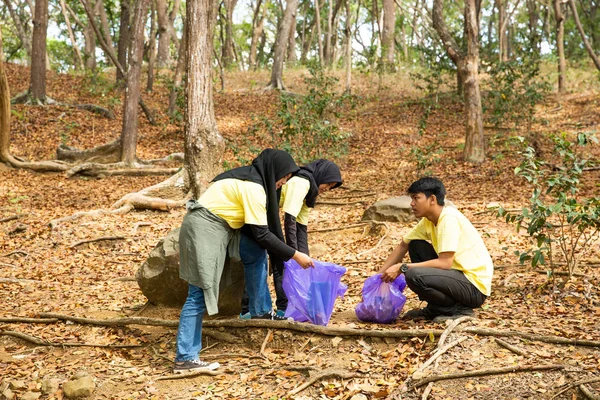 Asijští dobrovolníci s pytli odpadků — Stock fotografie
