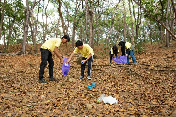Çöp torbaları ile Asyalı gönüllüler