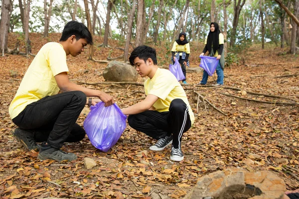 Dua pemuda relawan membersihkan sampah — Stok Foto