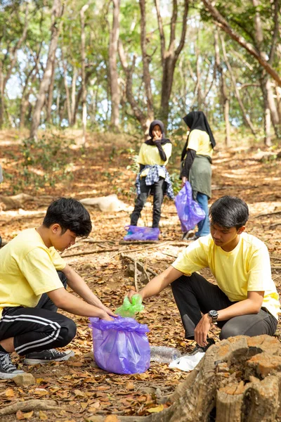 Sukarelawan Asia dengan kantong sampah — Stok Foto