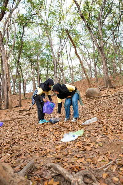 Dospívající dobrovolníci s plastovými sáčky — Stock fotografie
