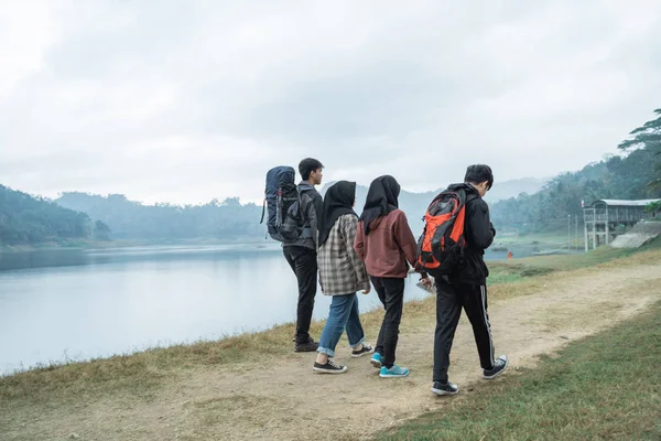 Senderistas caminando disfrutan de vista al lago —  Fotos de Stock