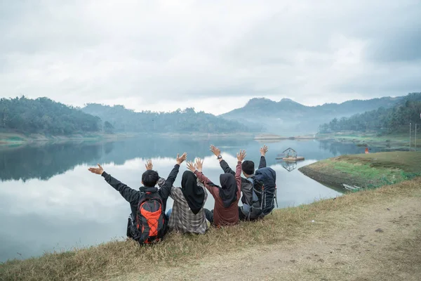 ハイキングの友人のグループは、湖の景色を楽しむ — ストック写真