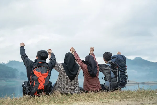 Groupe d'amis en randonnée profiter de la vue sur le lac — Photo