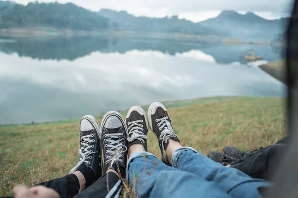 Pendaki memiliki waktu santai selama trekking luar ruangan — Stok Foto