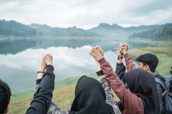 Grupp av vänner på vandring Njut av sjöutsikt — Stockfoto