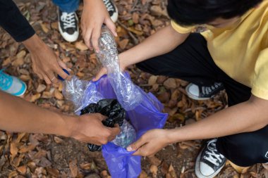 Genç grup gönüllülerçöp temizleme