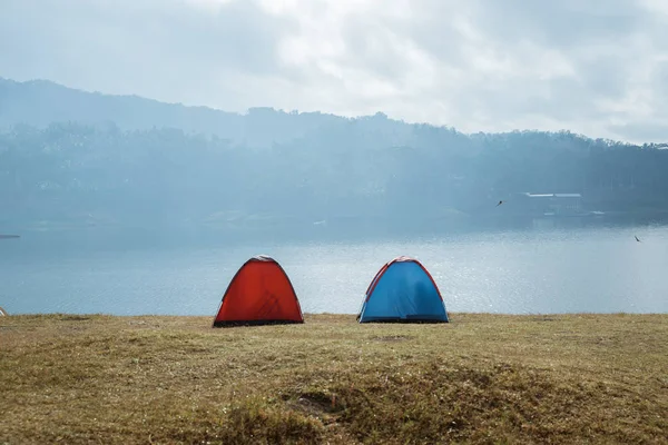 Due tende nel lago laterale — Foto Stock