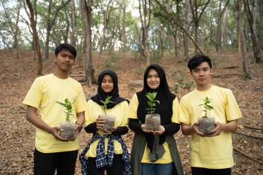 Yeni ağaçlar ile genç arkadaşlar