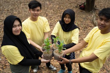 Yeni ağaçlar ile genç arkadaşlar