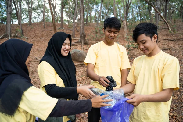 Sukarelawan Asia dengan kantong sampah — Stok Foto