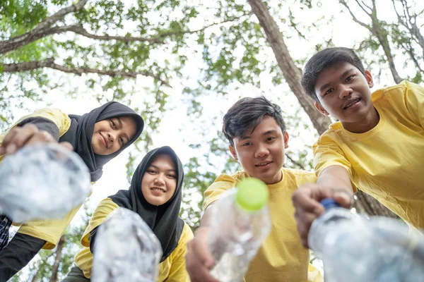 Kelompok remaja Asia mengambil sampah botol. — Stok Foto