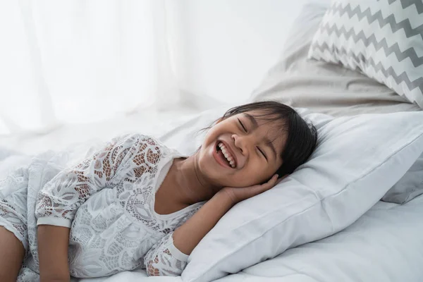 Chica asiática niño acostado en cama — Foto de Stock