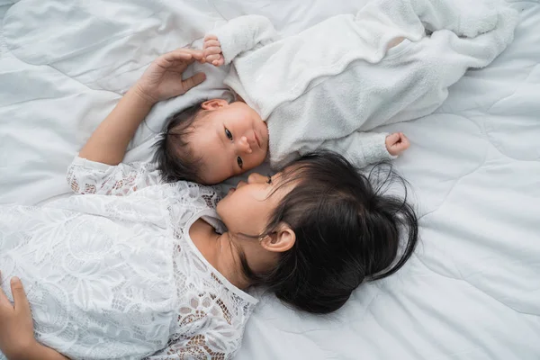 Hermana con su bebé recién nacido hermanito jugar juntos — Foto de Stock