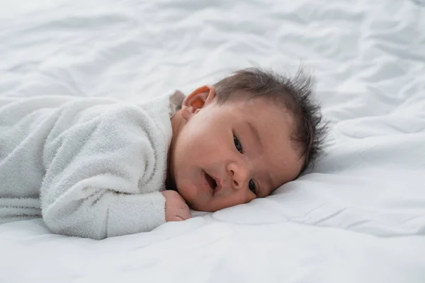 白いベッドの上の幼児の新生児 — ストック写真