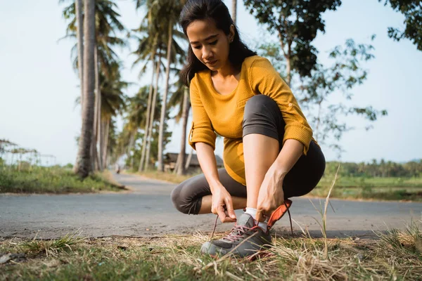 Mujer embarazada atado su cordón de zapatos —  Fotos de Stock