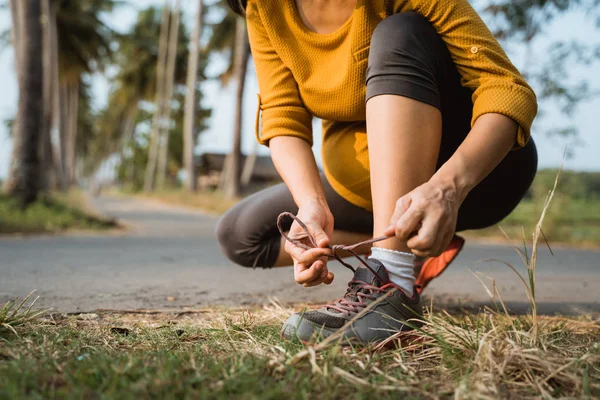 Mujer embarazada atado su cordón de zapatos —  Fotos de Stock