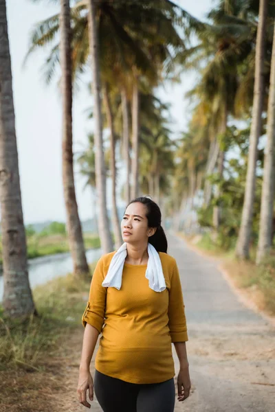 Mujer embarazada corriendo al aire libre en la naturaleza —  Fotos de Stock