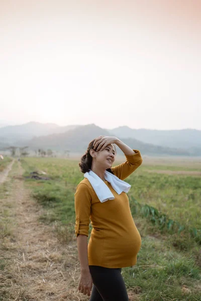 Беременная женщина тренировки на открытом воздухе — стоковое фото