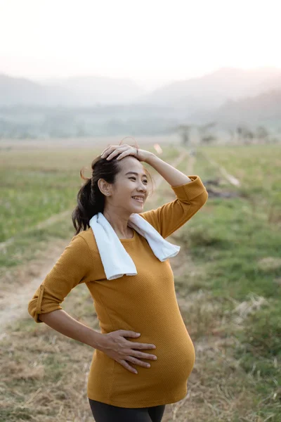 Беременная женщина тренировки на открытом воздухе — стоковое фото