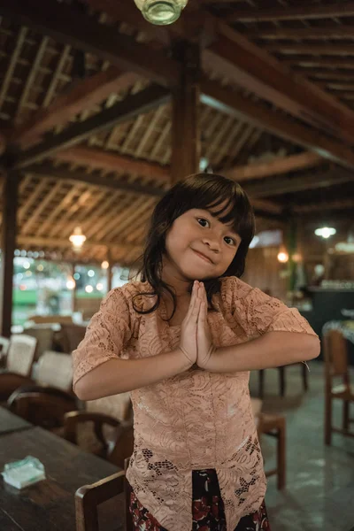 Feliz saludo de niña de manera tradicional desde indonesia —  Fotos de Stock