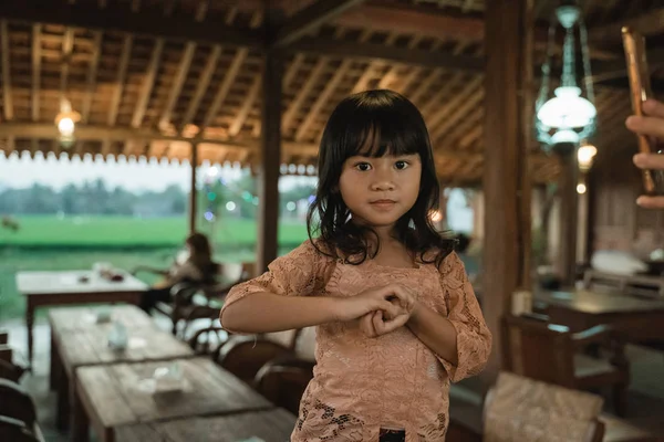 Bonne petite fille saluant de manière traditionnelle de l'indonésie — Photo