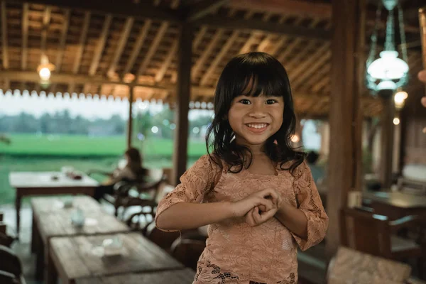 Ασιατικό κοριτσάκι χαιρετά με τον παραδοσιακό τρόπο με τα δύο χέρια — Φωτογραφία Αρχείου