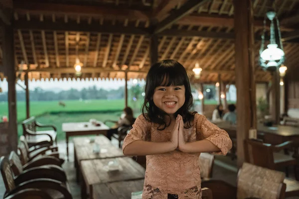 Asiática niña saluda de manera tradicional con ambas manos —  Fotos de Stock