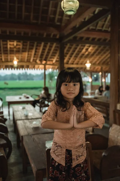 Feliz saludo de niña de manera tradicional desde indonesia —  Fotos de Stock