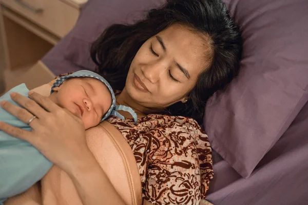 剪下的形象，西安快乐的母亲与新生儿休息 — 图库照片